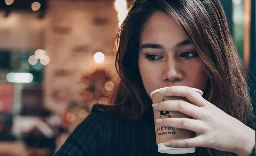 Di banyak cafe, kita bisa leluasa menemukan ragam jenis minuman kopi olahan, seperti latte dan capuchino (foto: Rye Bon | pexels)