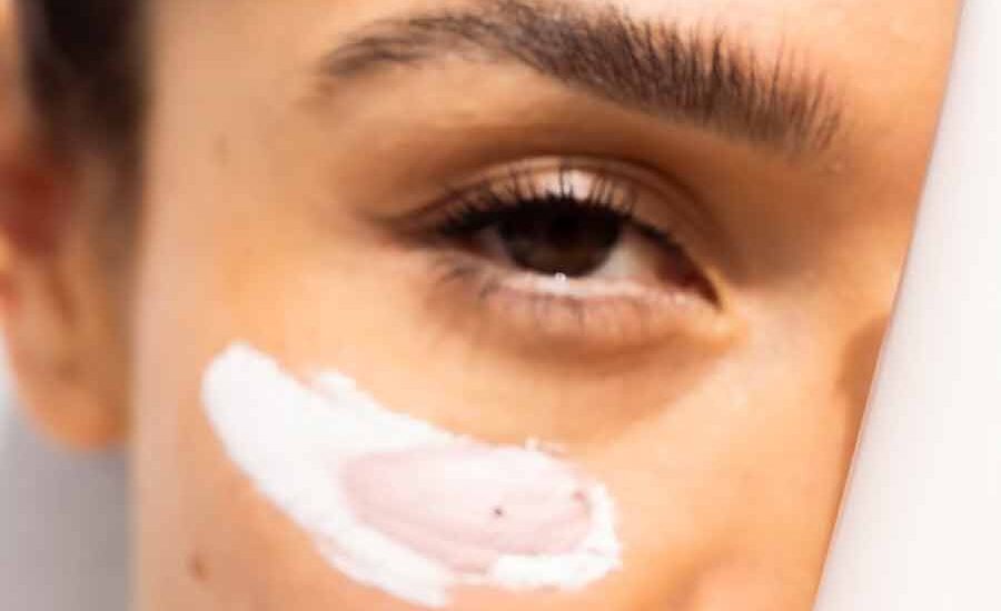 Tetap berhati-hati menggunakan produk kecantikan. Pastikan kandungan yang ada aman untuk kulit Anda (foto: Lume Wellness | unsplash)