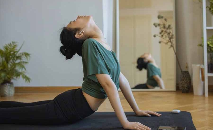 Yoga bisa jadi olahraga alternatif saat datang bulan. (foto: cottonbro studio | pexels)