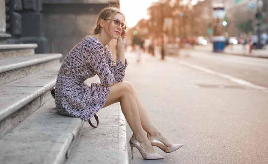 Seorang perempuan enjoy dengan sepatu high heels-nya (foto: Andrea Piacquadio | pexels)