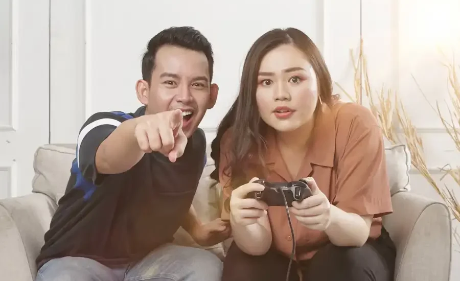 Perempuan harus tahu bagaimana menjaga jarak emosional dalam hubungan pertemanan dengan lawan jenis. Mereka tidak terbawa perasaan atau salah mengartikan sikap ramah sebagai tanda ketertarikan romantis.